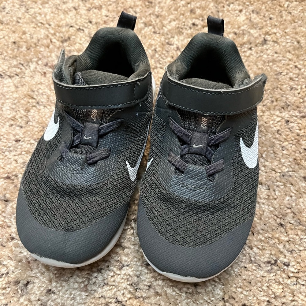 Nike gray and white tennis shoe boy size 10